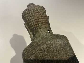 Een Thaise zandstenenen figuur van Boeddha, Khmer, Lopburi, 12/14e eeuw